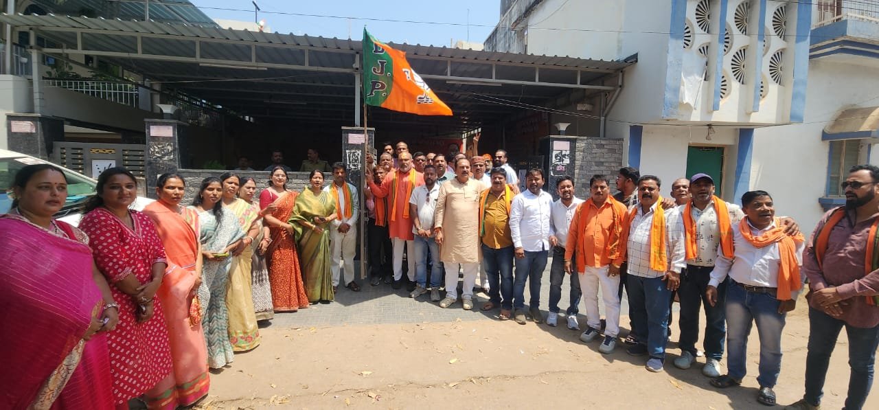 दुर्ग ग्रामीण विधायक ललित चंद्राकर ने अपने निवास पर पार्टी ध्वज लगाकर भारतीय जनता पार्टी स्थापना दिवस कार्यकताओं के साथ मनाया