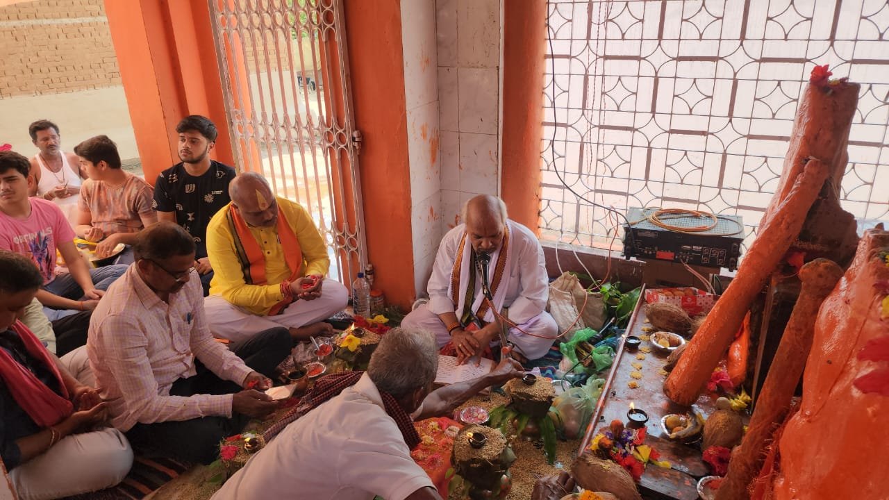 गृह ग्राम दोनर बजरंग चौक स्थित प्राचीन हनुमान मंदिर में पूजा अर्चना कर प्रदेश वासियों की खुशहाली की कामना की