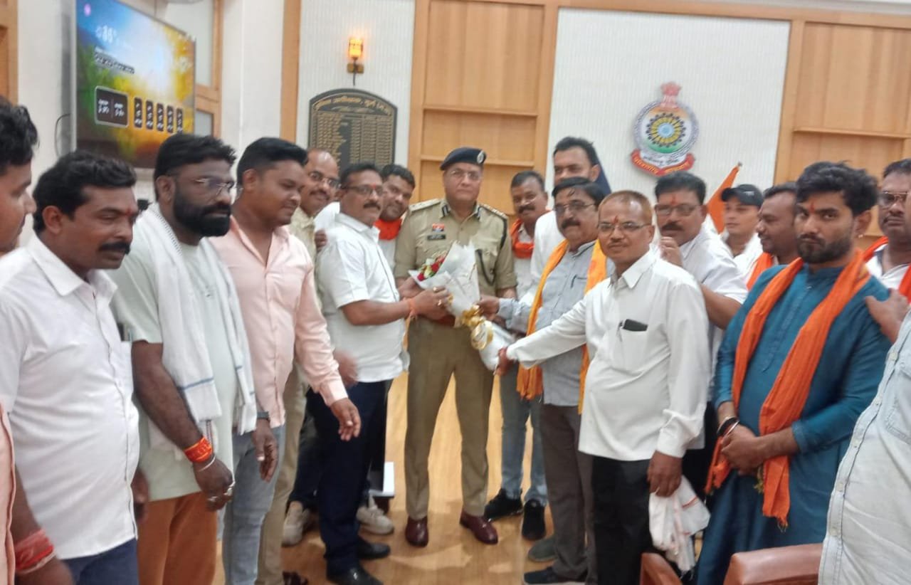 सभापति श्याम शर्मा ने पार्षदो के साथ शहर के नए एसपी विजय अग्रवाल का किया अभिनंदन