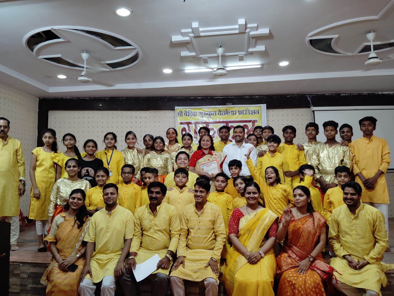 व्यक्तित्व विकास के लिए गुरुकुल में सूर्य नमस्कार, कृष्ण-सुदामा चरित्र आधारित नाटक की प्रस्तुति