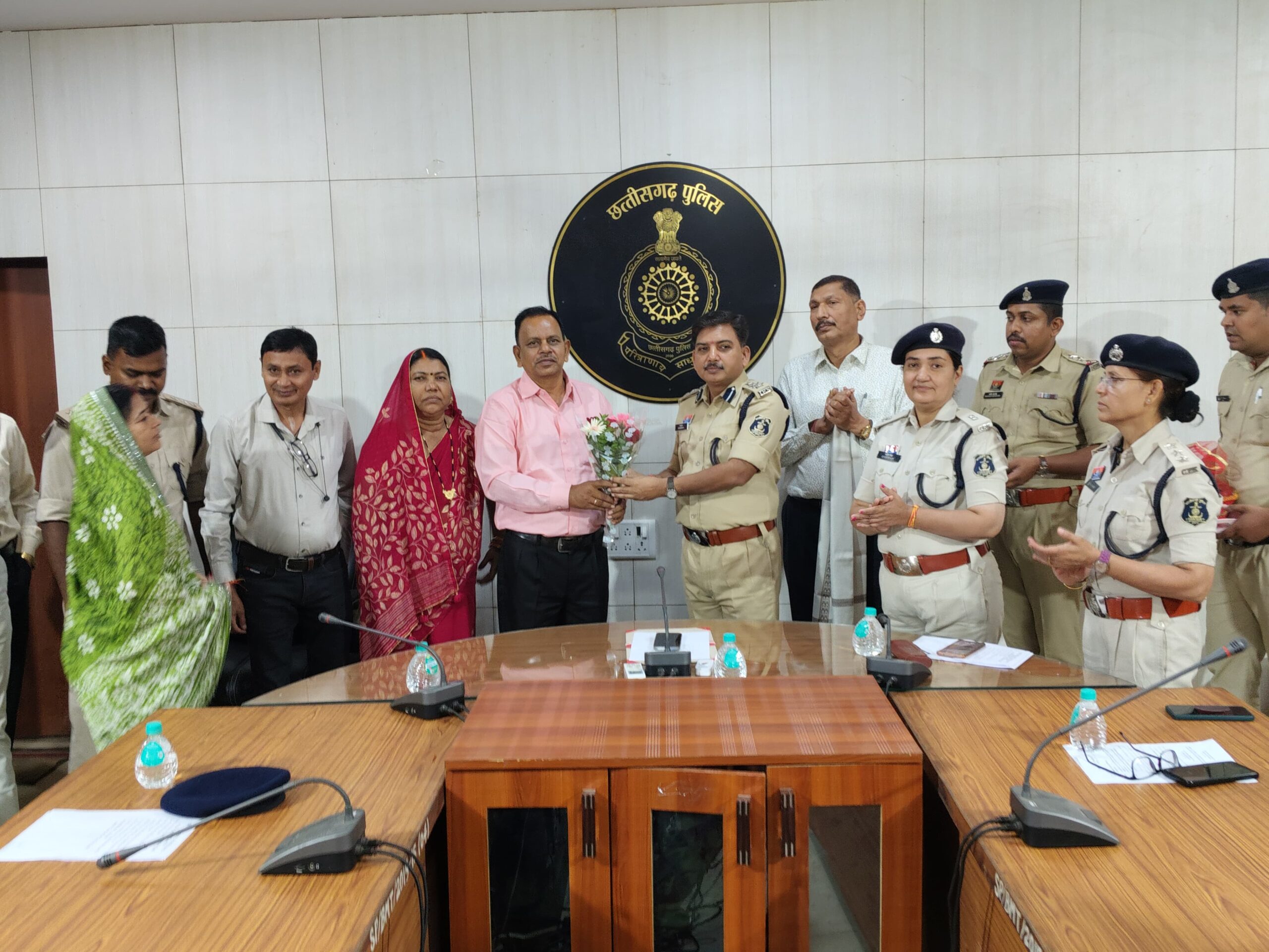 बेमेतरा जिले में कार्यरत अफसर और कर्मचारियों के सेवानिवृत्त होने पर दी गई विदाई