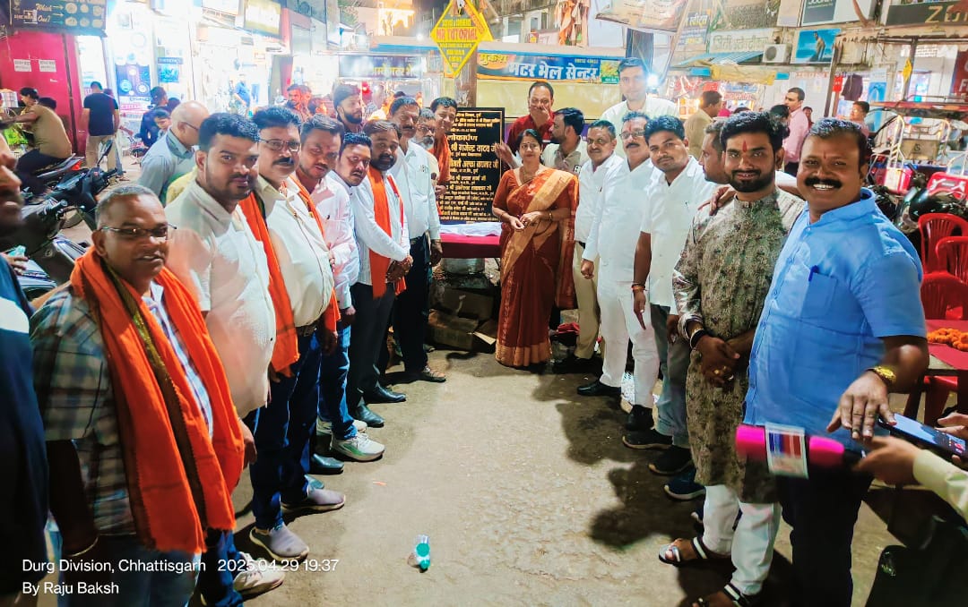 शहर के प्रथम नागरिक मेयर ने इंदिरा मार्केट से शिवम मॉल तक टयूबलर नए पोल में लगी लाइट का किया शुभारंभ