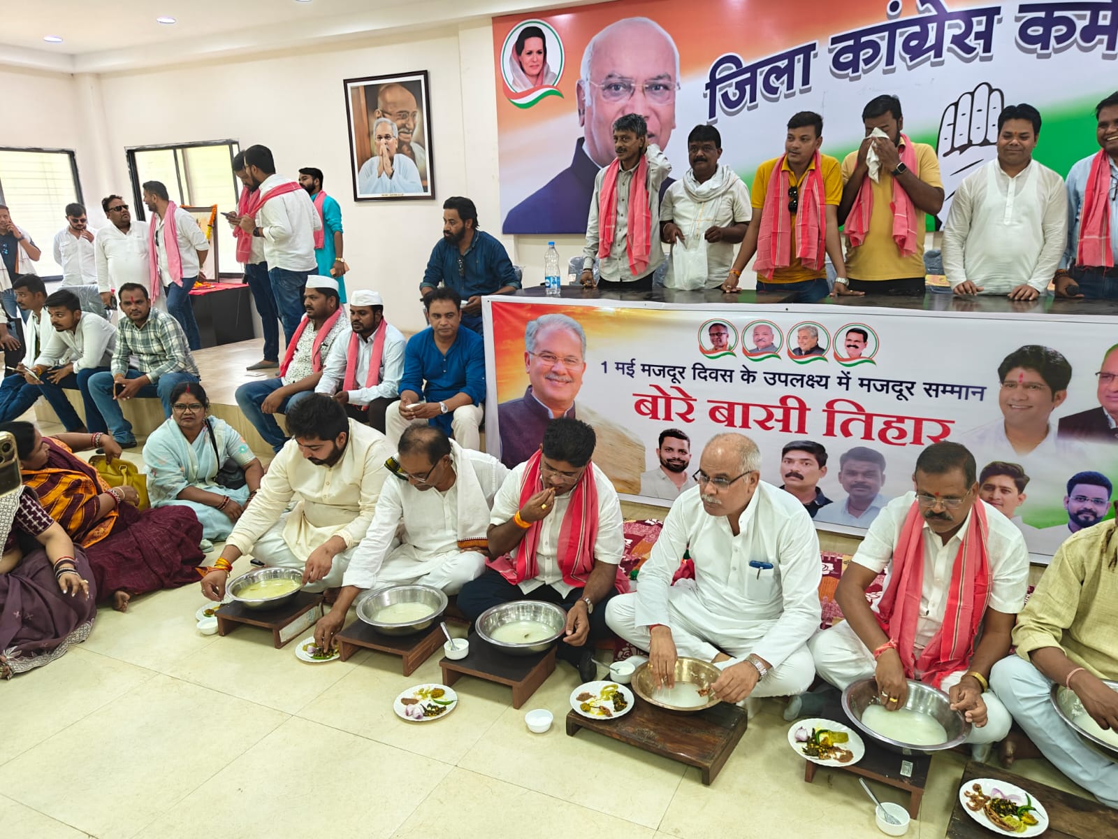 आज का दिन श्रमिक साथियों के मेहनत और समर्पण के सम्मान का दिन है, कांग्रेस के बोरे बासी तिहार में दुर्ग पहुंचे पूर्व मुख्यमंत्री भूपेश बघेल