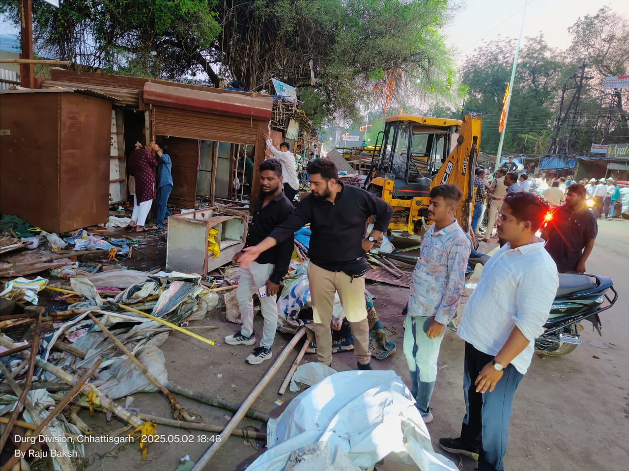 इंदिरा मार्केट से अतिक्रमण हटाने पहुंची टीम का विरोध के बाद भी सख्ती से हटवाया कब्जा,कब्जाधारी स्वयं दुकान का सामान निकाल रहे हैं