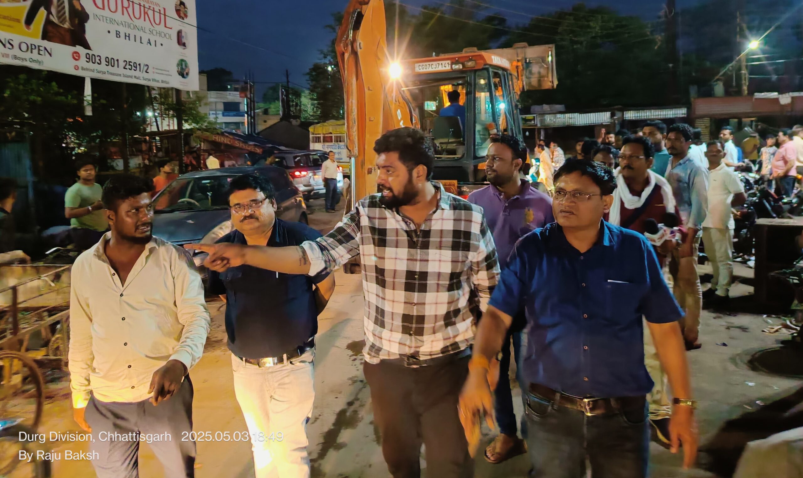 आज फिर चला निगम का बुलडोजर,मोती कम्प्लेक्स के सामने से हटाए गए दो दर्जन से अधिक अतिक्रमण
