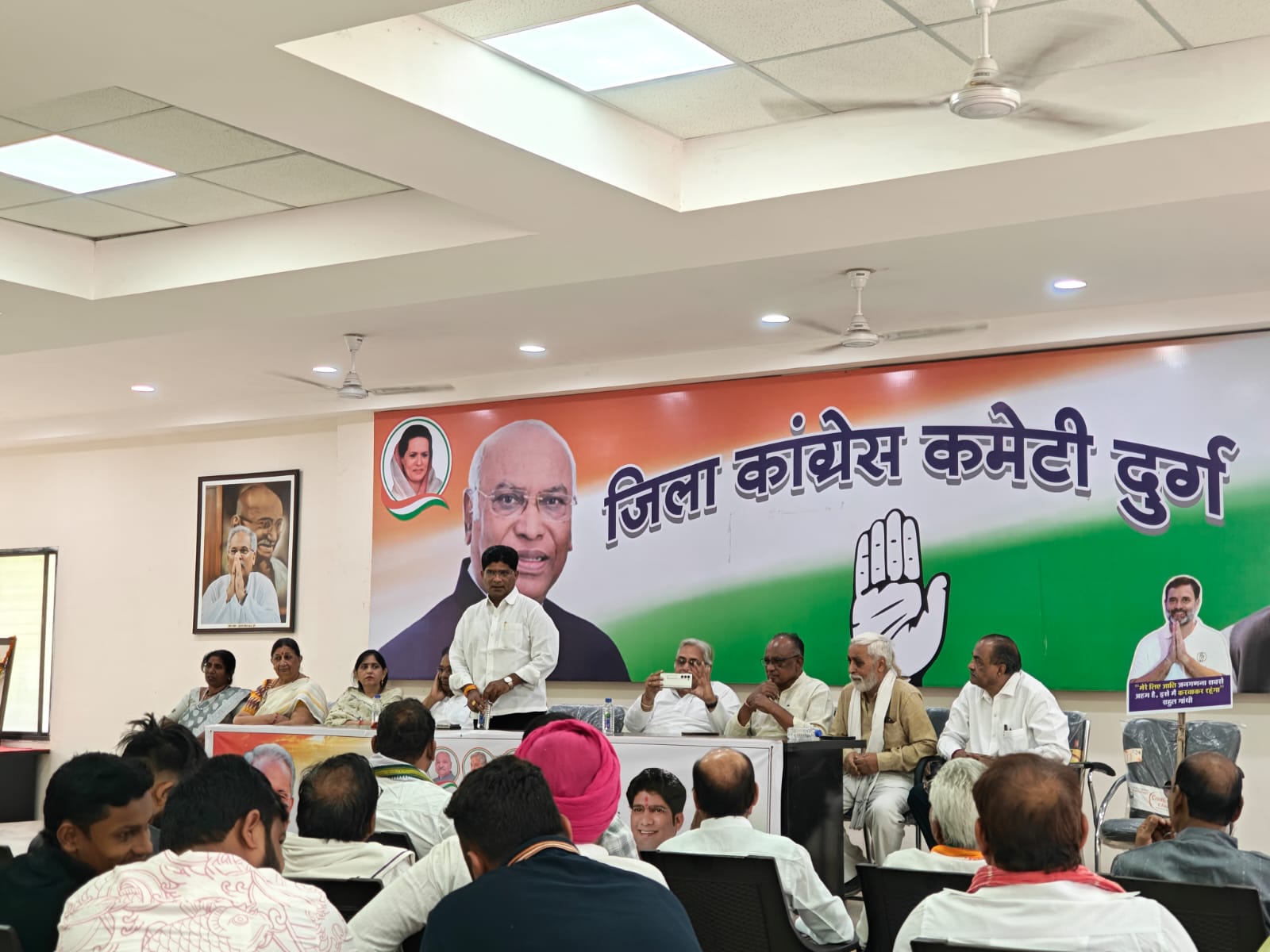 जातीय जनगणना की घोषणा होने पर दुर्ग में कांग्रेसियों ने खुशी मनाएं और राहुल गांधी को धन्यवाद दिया