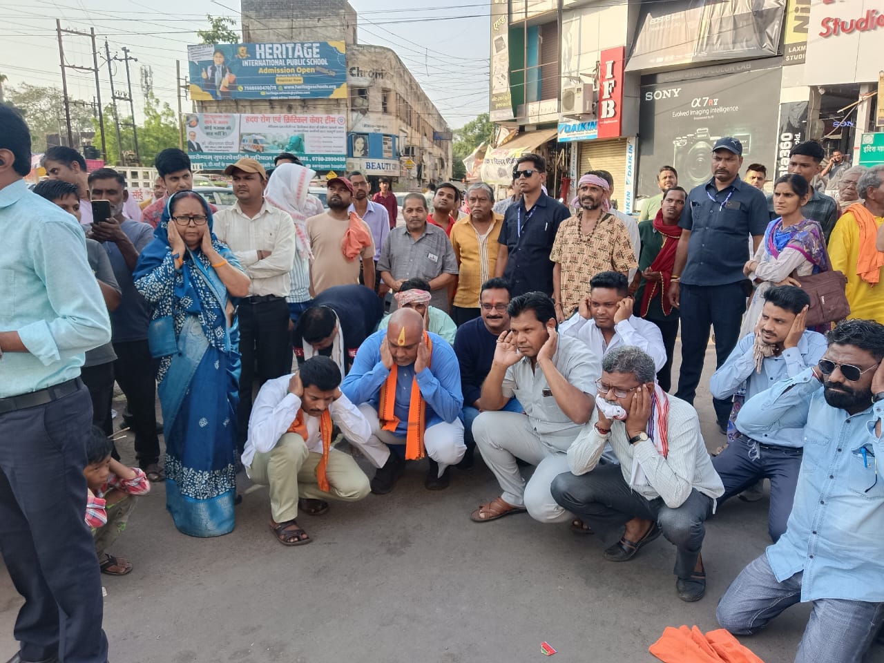 युद्ध की स्थिति में स्वयं सुरक्षित रहने सिविल डिफेंस मॉकड्रिल का हुआ आयोजन,सायरन बजते ही विधायको व नागरिकों ने सड़क पर लेटकर बचने का किया पूर्वाभ्यास..
