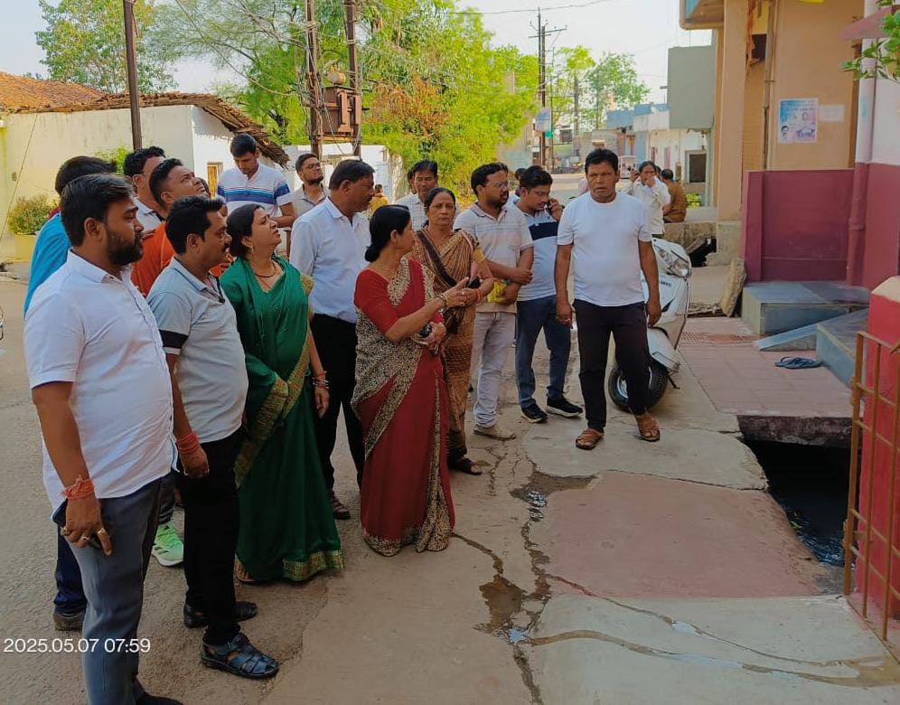 महापौर की चेतावनी; 24 घंटे में नाली से स्लैब एवं सीढ़िया नहीं हटा तो उसे बुलडोजर से तोड़ कर हटाया जाएगा
