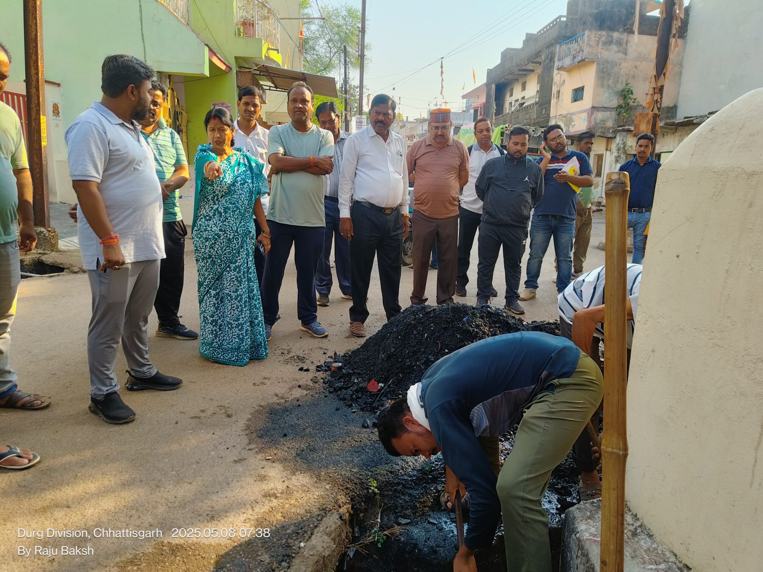 महापौर की मॉनिटरिंग के दौरान नालियों में चलाया महा सफाई अभियान