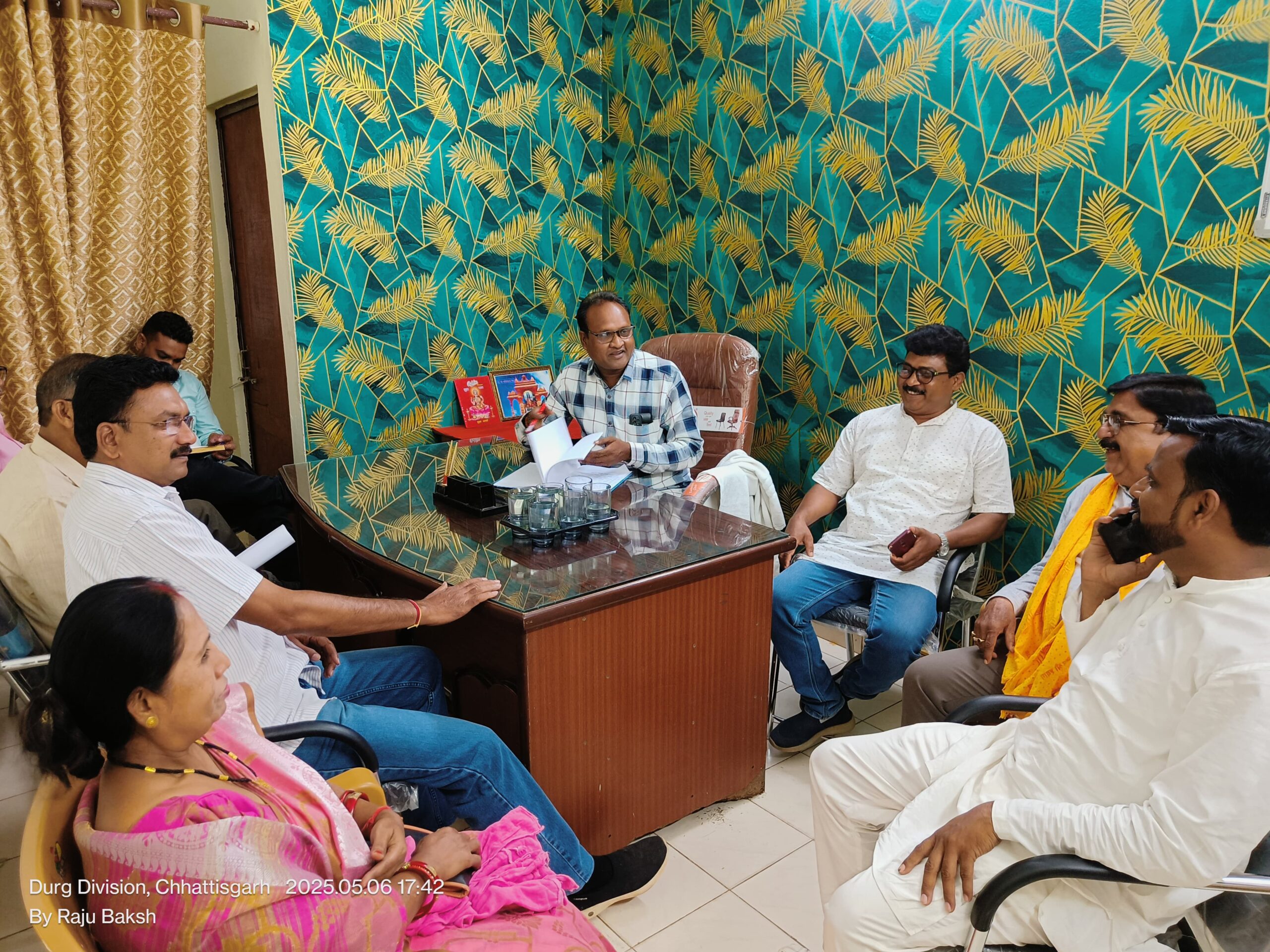 वित्त लेखा एवं अंकेक्षण विभाग प्रभारी नरेंद्र बंजारे ने ली समिति सदस्यों के साथ बैठक, कर्मचारियो को उपादान राशि 15 दिन में देने निर्देश
