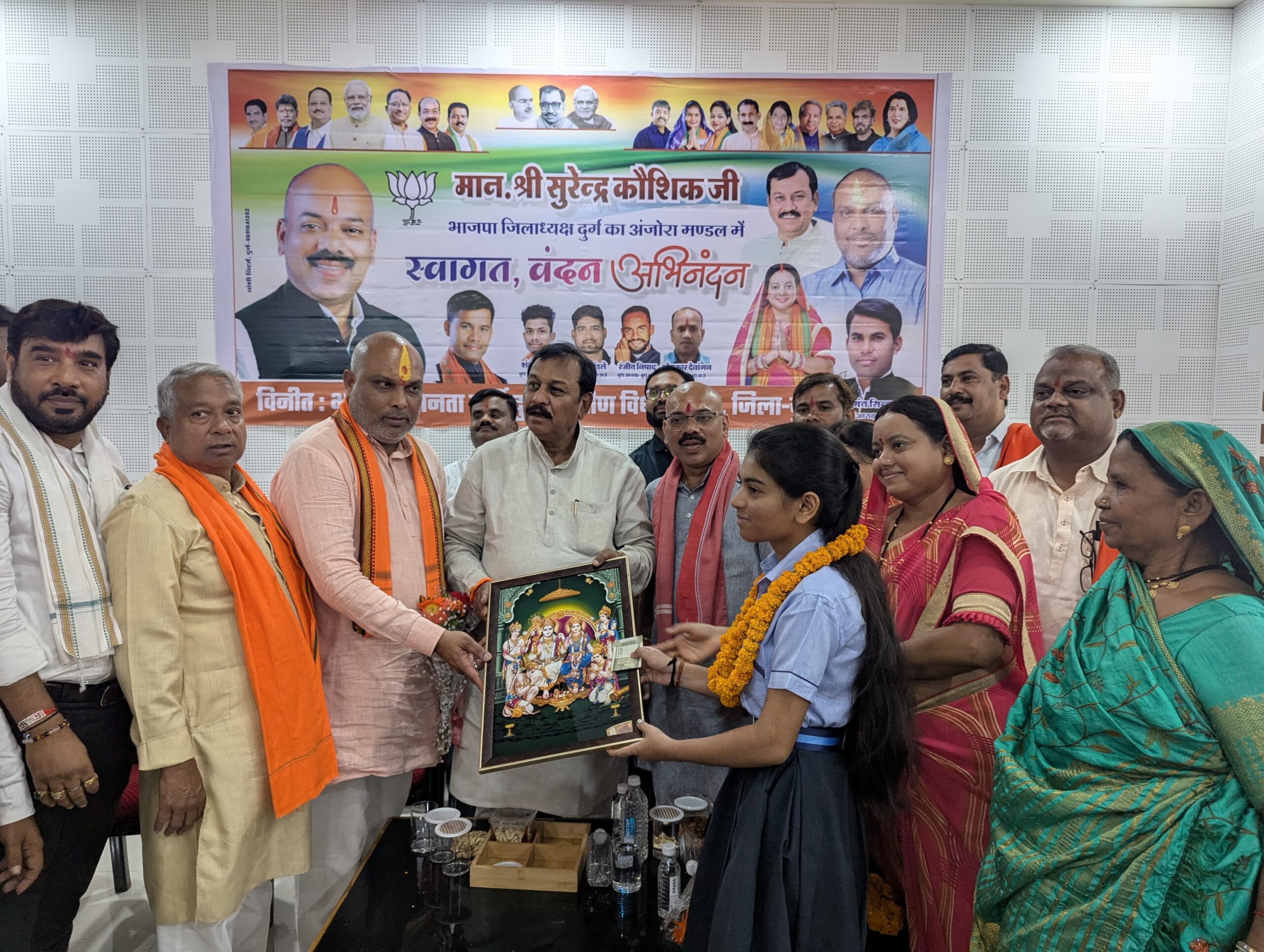 सांसद विजय बघेल व दुर्ग ग्रामीण विधायक ललित चंद्राकर ने दसवी बोर्ड परीक्षा में प्रवीण्य सूची में 06 रैंक हासिल करने वाले वैष्णवी देवांगन का किया सम्मान
