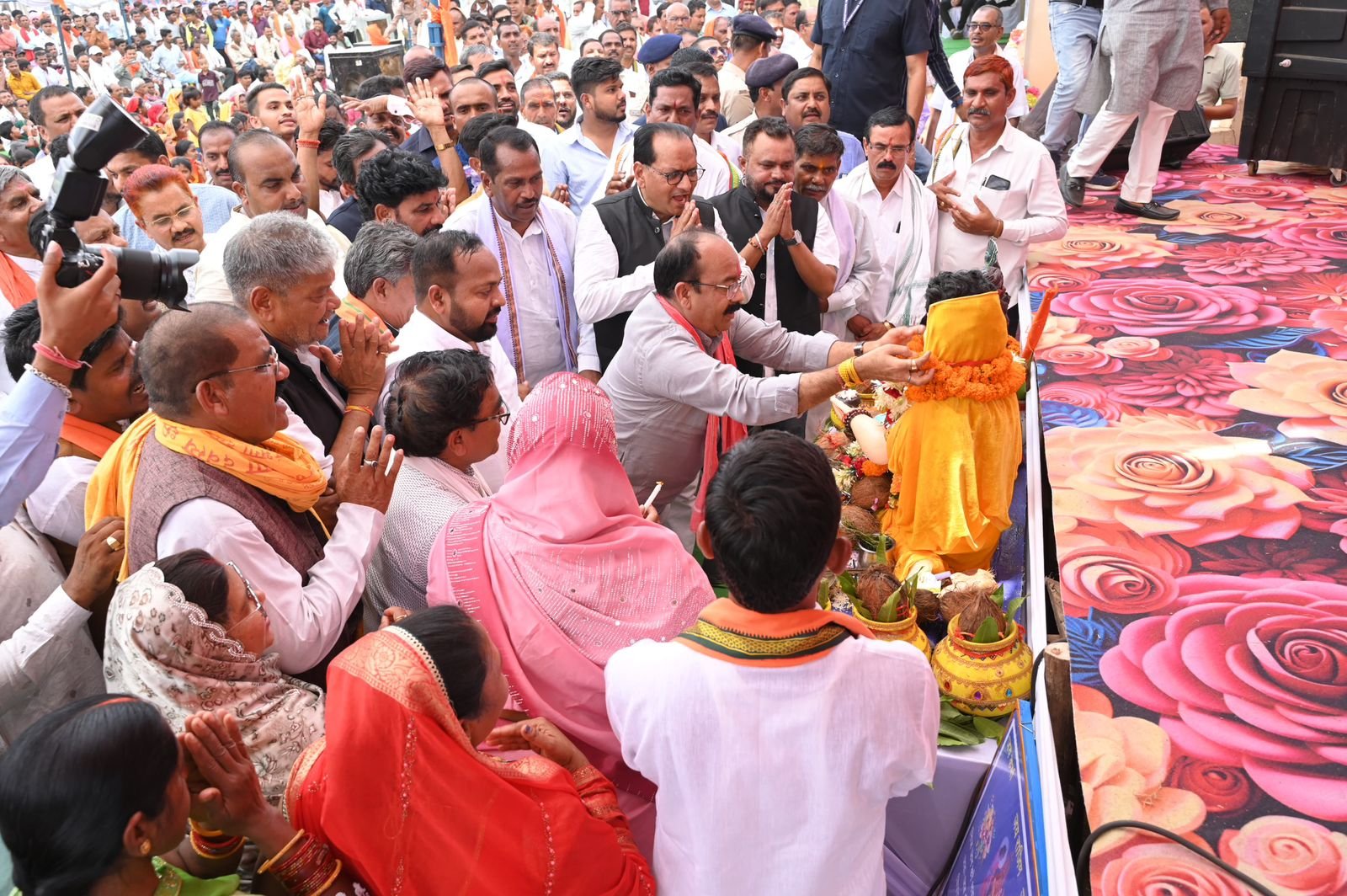 उप मुख्यमंत्री अरुण साव ग्राम मटका में आयोजित जिला स्तरीय भक्त माता कर्मा महोत्सव एवं सम्मान समारोह में शामिल हुए