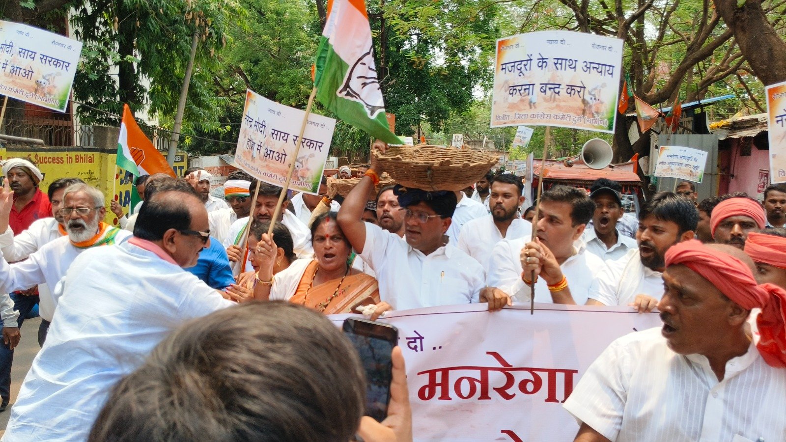 मनरेगा मजदूरों को काम दिलाने कांग्रेस ने कलेक्ट्रेट में बोला हल्ला, मांगो पर आश्वासन मिलने पर खत्म किया प्रदर्शन