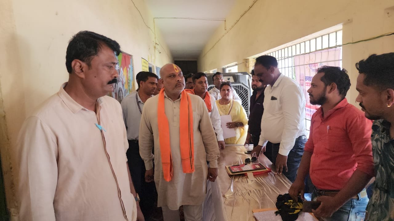 अंजोरा ( ख)में आयोजित सुशासन तिहार समाधान शिविर में शामिल हुए दुर्ग ग्रामीण विधायक ललित चंद्राकर