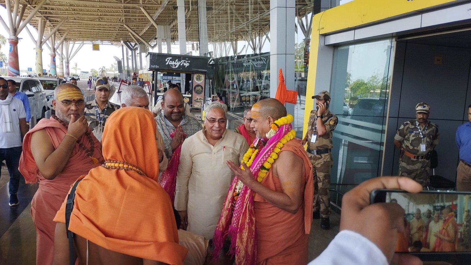 रायपुर एयरपोर्ट पर हुई भेंट, अरुण वोरा ने पूज्य शंकराचार्य स्वामी सदानंद सरस्वती जी महाराज से लिया आशीर्वाद