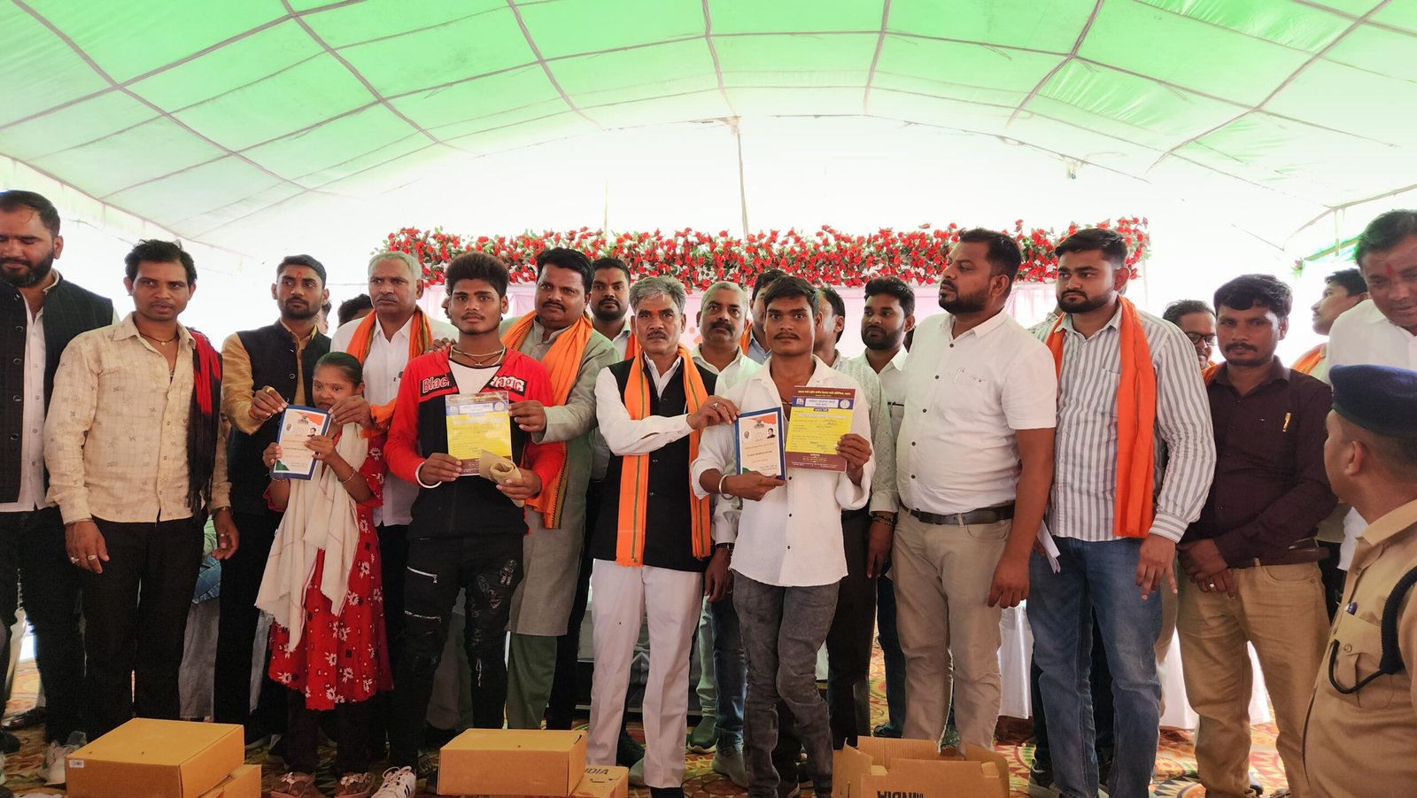 साजा के डोंगीतराई में आयोजित समाधान शिविर में उमड़ा जनसैलाब, ईश्वर साहू ने दिव्यांगजनों को दी बैटरी चालित ट्रायसिकल