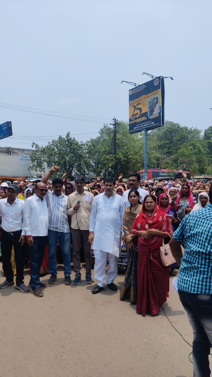 डोर-टू-डोर कचरा उठना बंद, सड़क व नालियों की सफाई भी प्रभावित हड़ताली सफाई कर्मियों ने ठेका प्रथा रद्द करने निकाली जोरदार रैली