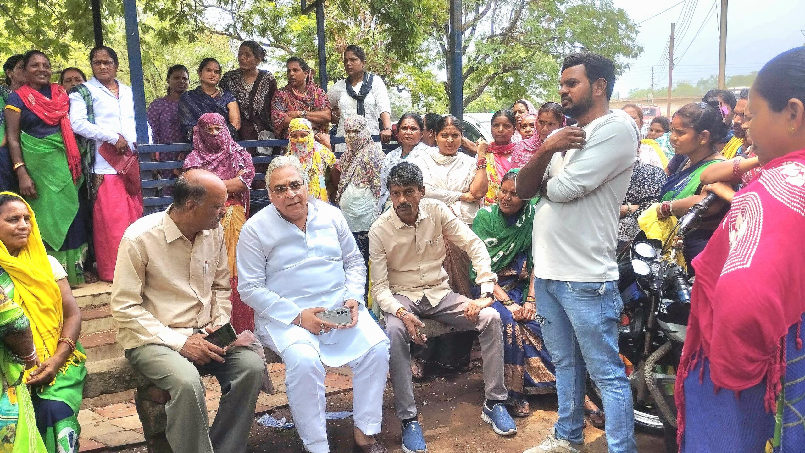 7 दिन से बंद झाड़ू, गूंज रहा है इंसाफ का नारा, निगम में धरने पर बैठे कर्मियों के समर्थन में उतरे अरुण वोरा, कहा -अब समाधान का वक्त