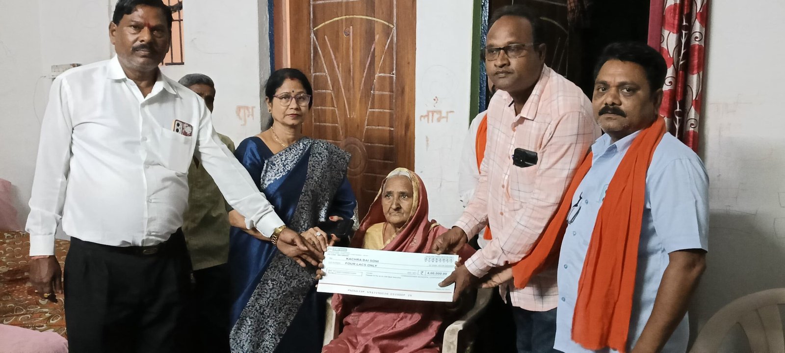 भारी बारिश में बीच उपादान की राशि का चेक देन घर पहुंची महापौर परिवार के सदस्यों ने वित्त प्रभारी व पूरी टीम के प्रति जताया आभार