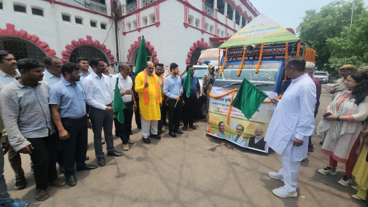 दुर्ग ग्रामीण विधायक ललित चंद्राकर ने किसान रथ को हरि झंडी दिखा कर किया रवाना
