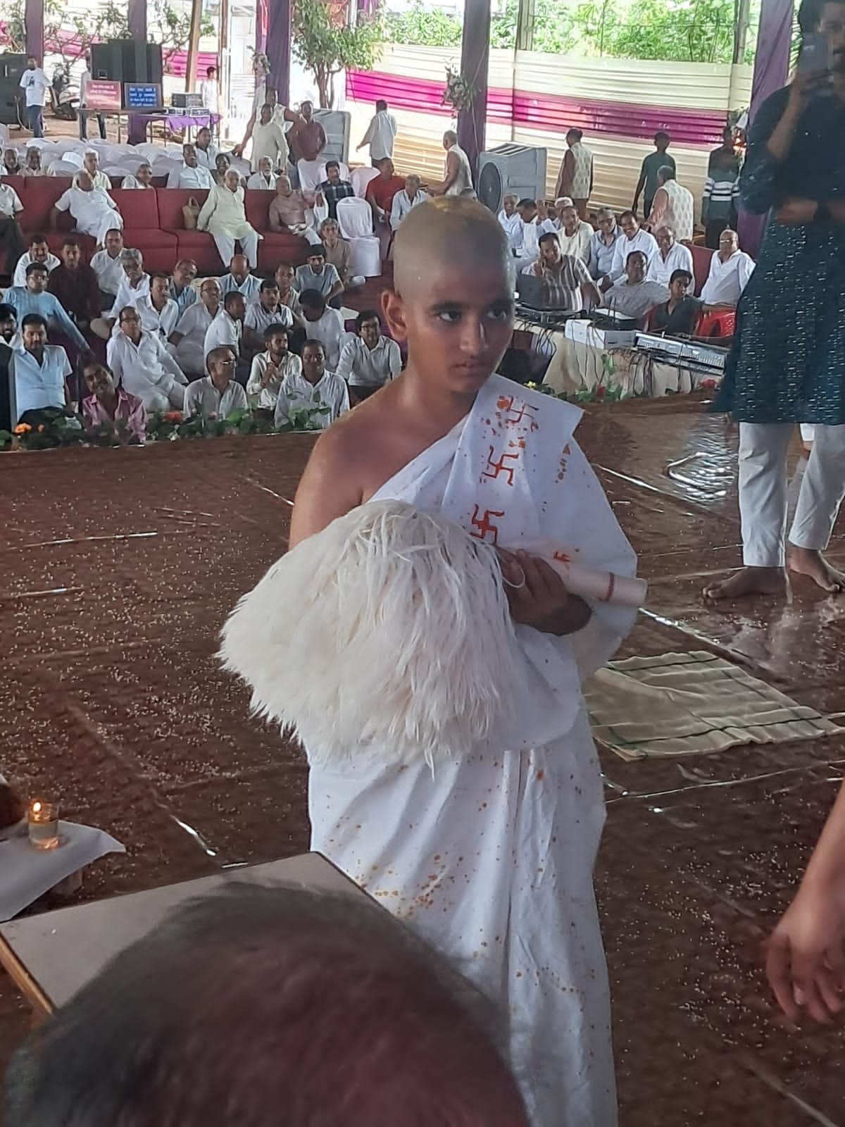 13 साल की उम्र में वैराग्य की राह पर नन्हा डुग्गू, दुर्ग में आयोजित दीक्षा कार्यक्रम में हुए शामिल अरुण वोरा, कहा यह संयम चमत्कार से कम नहीं