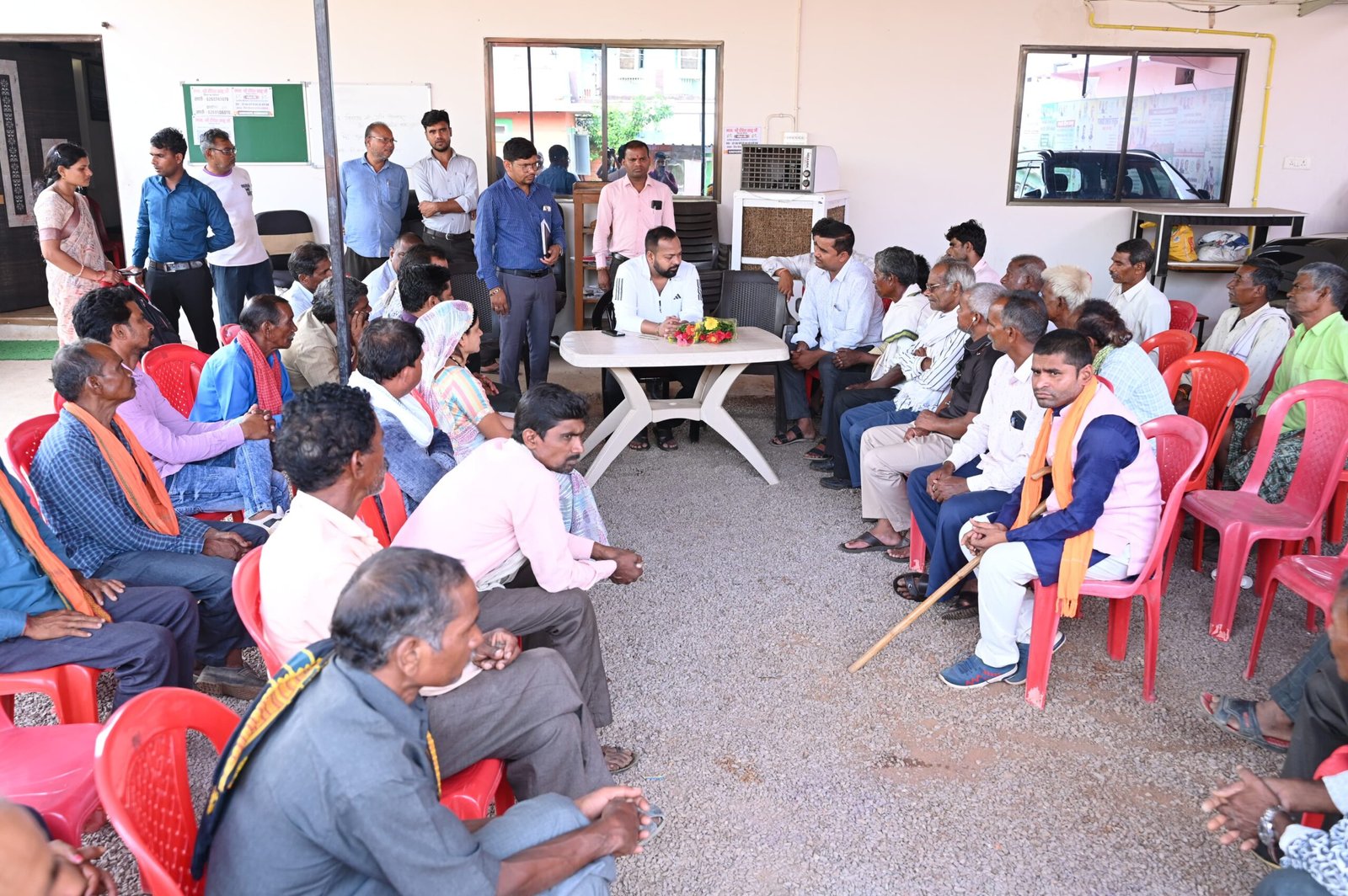 चोरभट्टी के ग्रामीण मुर्गी दाना कंपनी से फैल रही दुर्गंध से परेशान, विधायक दीपेश साहू को सौंपा ज्ञापन, जल्द समस्या के समाधान का भरोसा