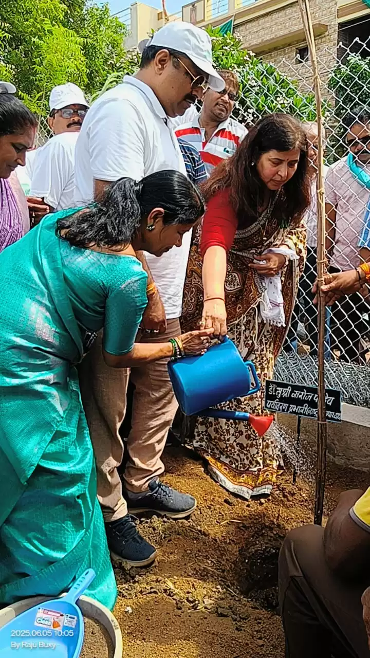 राष्ट्रीय पर्यावरण प्रभारी सरोज पांडेय, विधायक गजेंद्र यादव व मेयर अलका बाघमार ने प्रगति नगर बोरसी मैदान में वृक्षा-रोपण किया