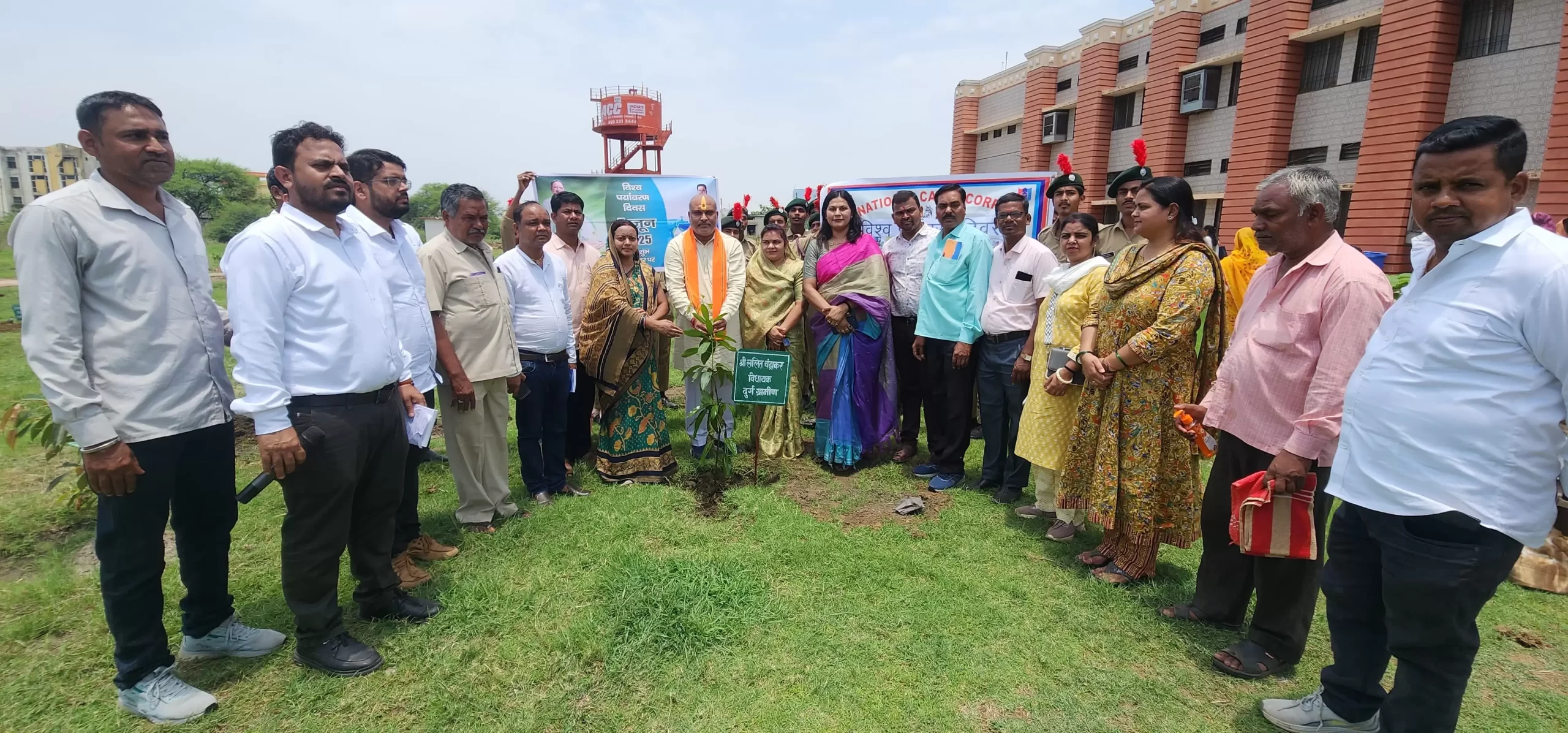विश्व पर्यावरण दिवस पर दुर्ग ग्रामीण विधायक ललित चंद्राकर ने आम व बदाम के पौधा रोपण किया