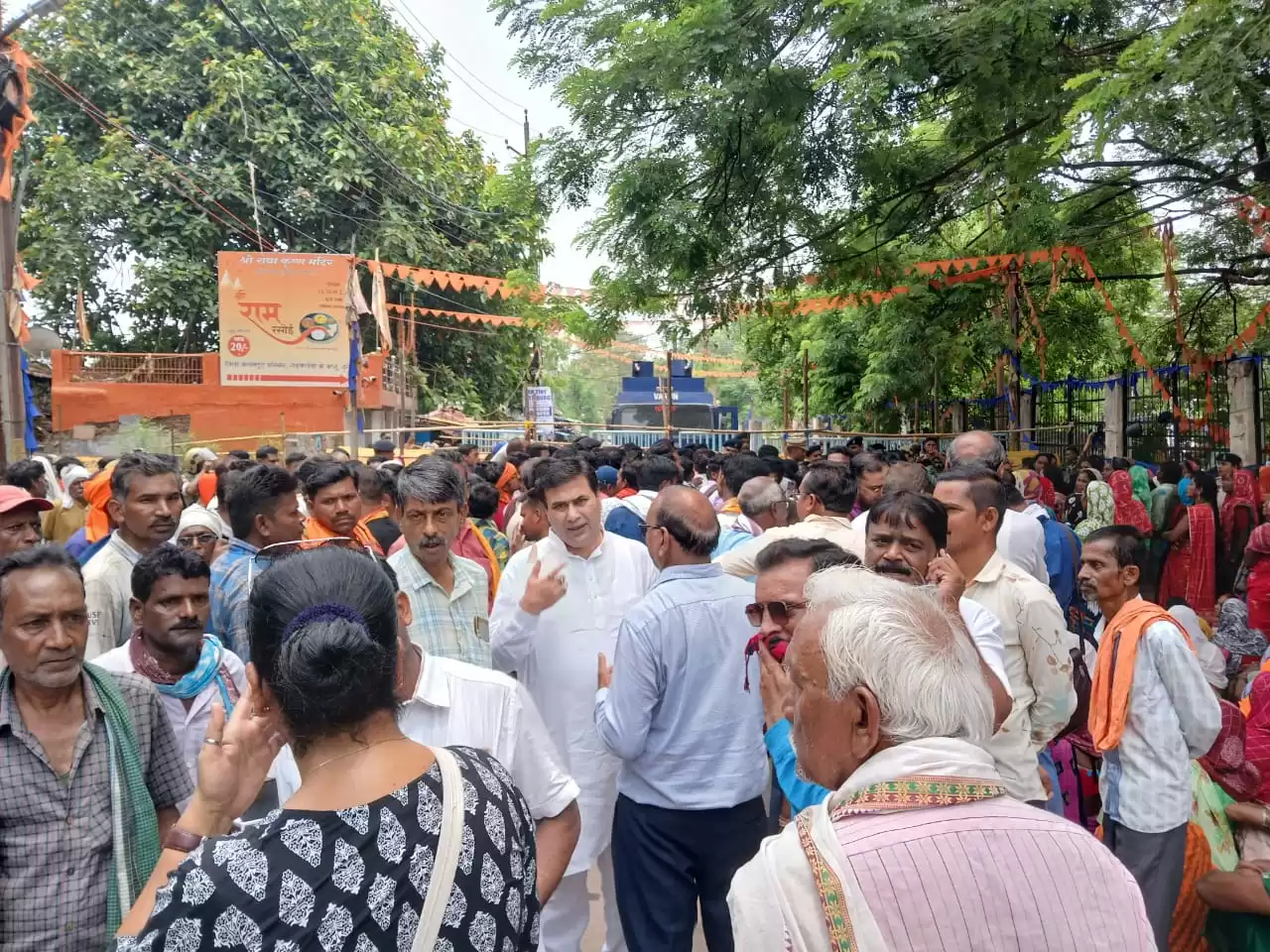 बघेरा में प्रस्तावित शराब भट्टी के खिलाफ भड़का जनआक्रोश, रैली की शक्ल में सैकड़ों महिलाएं व पुरुष पहुंचे कलेक्ट्रेट