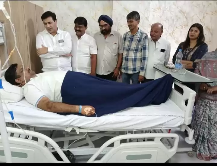 विधायक गजेंद्र यादव बैडमिंटन खेलते वक्त हो गए घायल, देखने पहुंचे पूर्व महापौर बाकलीवाल