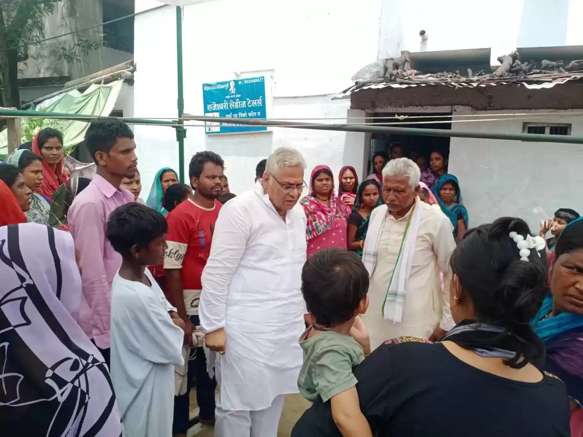 दुर्ग के उरला में ई-रिक्शा ने ढाई साल के बच्चे को रौंदा, अरुण वोरा घटनास्थल पर पहुंचे, कमिश्नर और SP से की सीधी बात