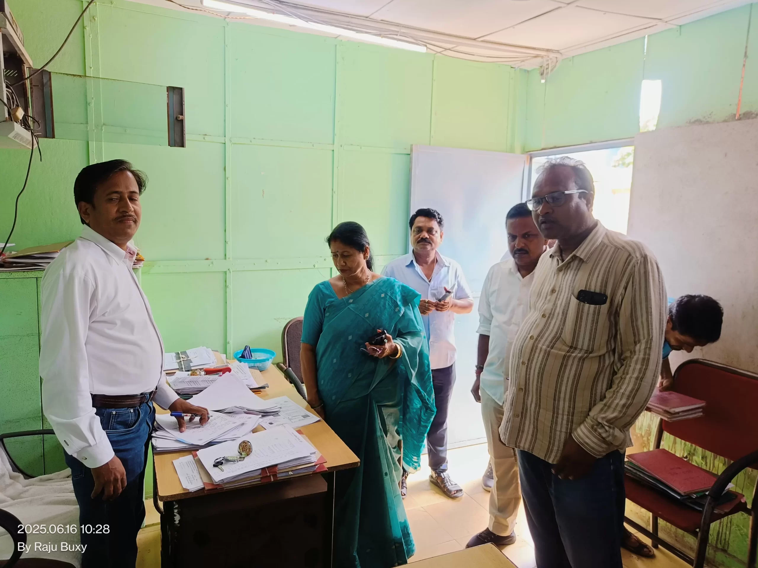 मेयर व कमिश्नर के औचक निरीक्षण में 64 कर्मचारी मिले नदारद, कटेगा वेतन, मेयर,कमिश्नर के अचानक दबिश, जिसके बाद कार्यालाय में मच गया हड़कंप