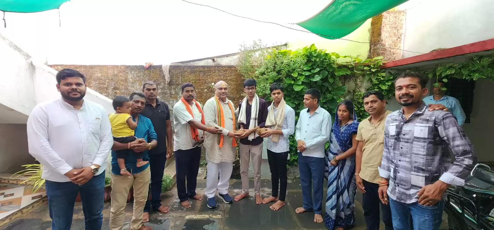 नीट में भावेश व पीईटी केशव का हुआ चयन, दुर्ग ग्रामीण विधायक ललित चंद्राकर घर पहुंचकर दी बधाई