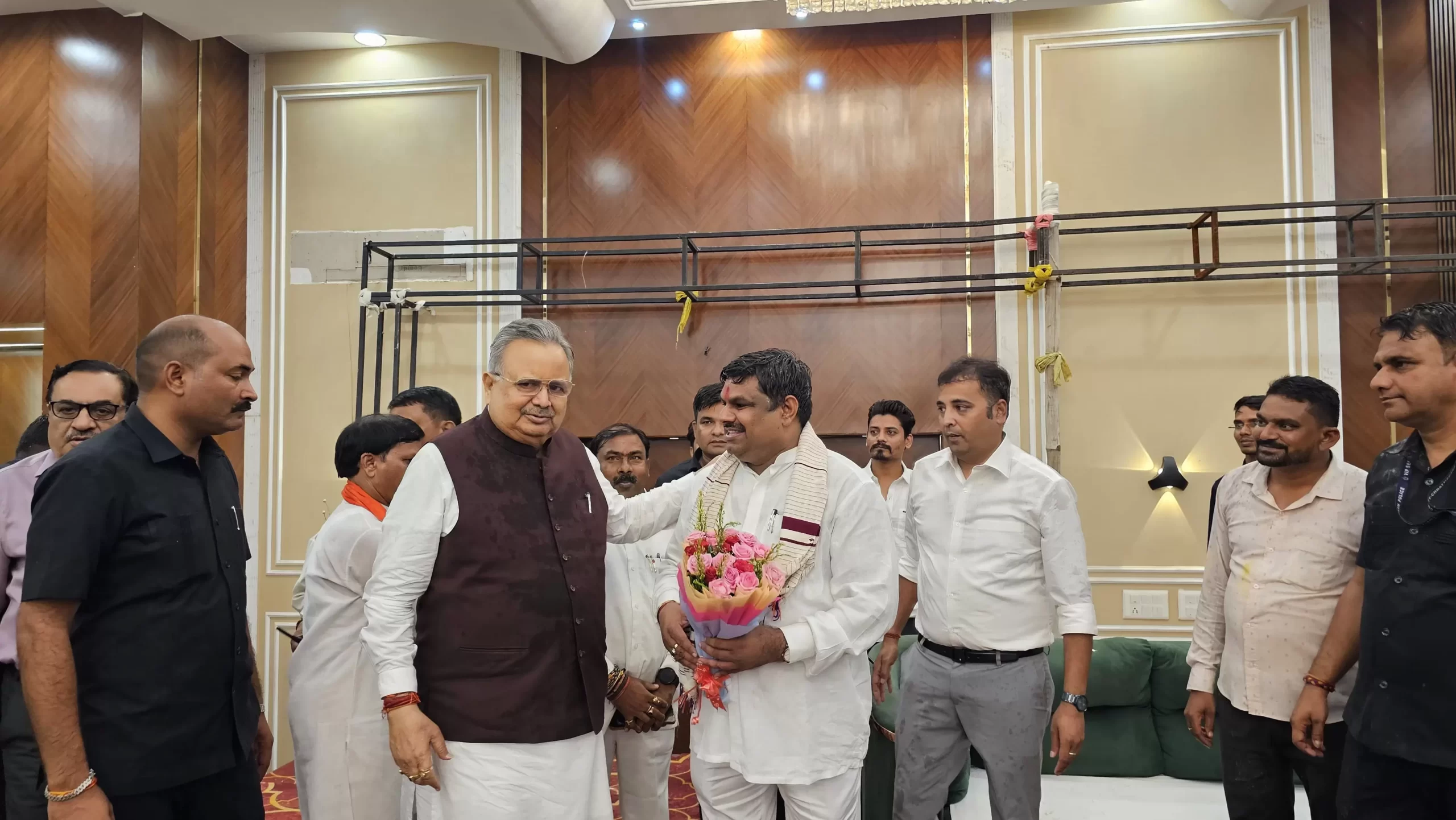 विधायक गजेन्द्र को जन्मदिन पर आशीष देने पहुँचे विस अध्यक्ष रमन सिंह, देर रात तक पहुंचते रहे शुभचिंतक अपने चहेते विधायक को बधाई देने उमड़ा जन सैलाब