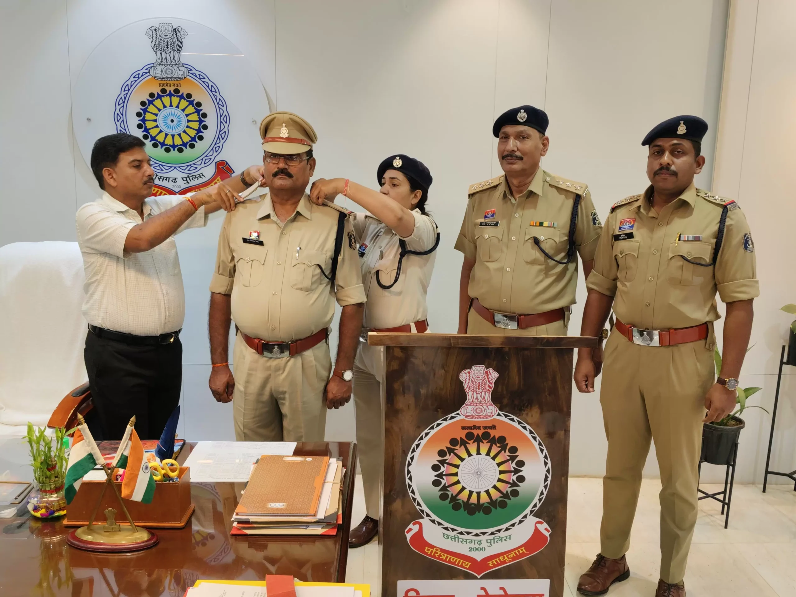 एसएसपी बेमेतरा रामकृष्ण साहू ने प्रधान आरक्षक को स्टार और कैप लगाकर सहायक उप निरीक्षक के पद पर किया पदोन्नत