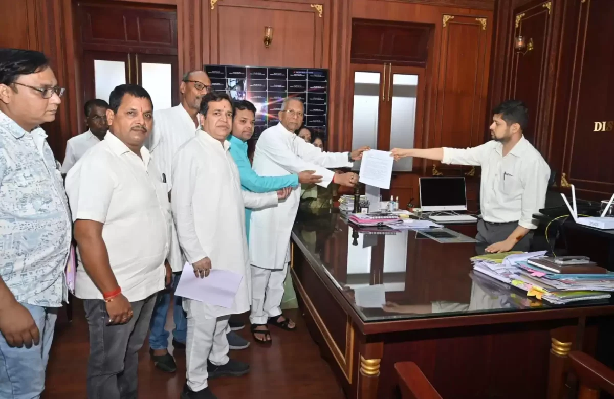 दुर्ग ग्रामीण विधानसभा क्षेत्र की जन समस्याओं को लेकर पूर्व गृहमंत्री ताम्रध्वज साहू एवं प्रतिनिधि मंडल ने किया कलेक्टर दुर्ग से की मुलाकात, सौंपा ज्ञापन