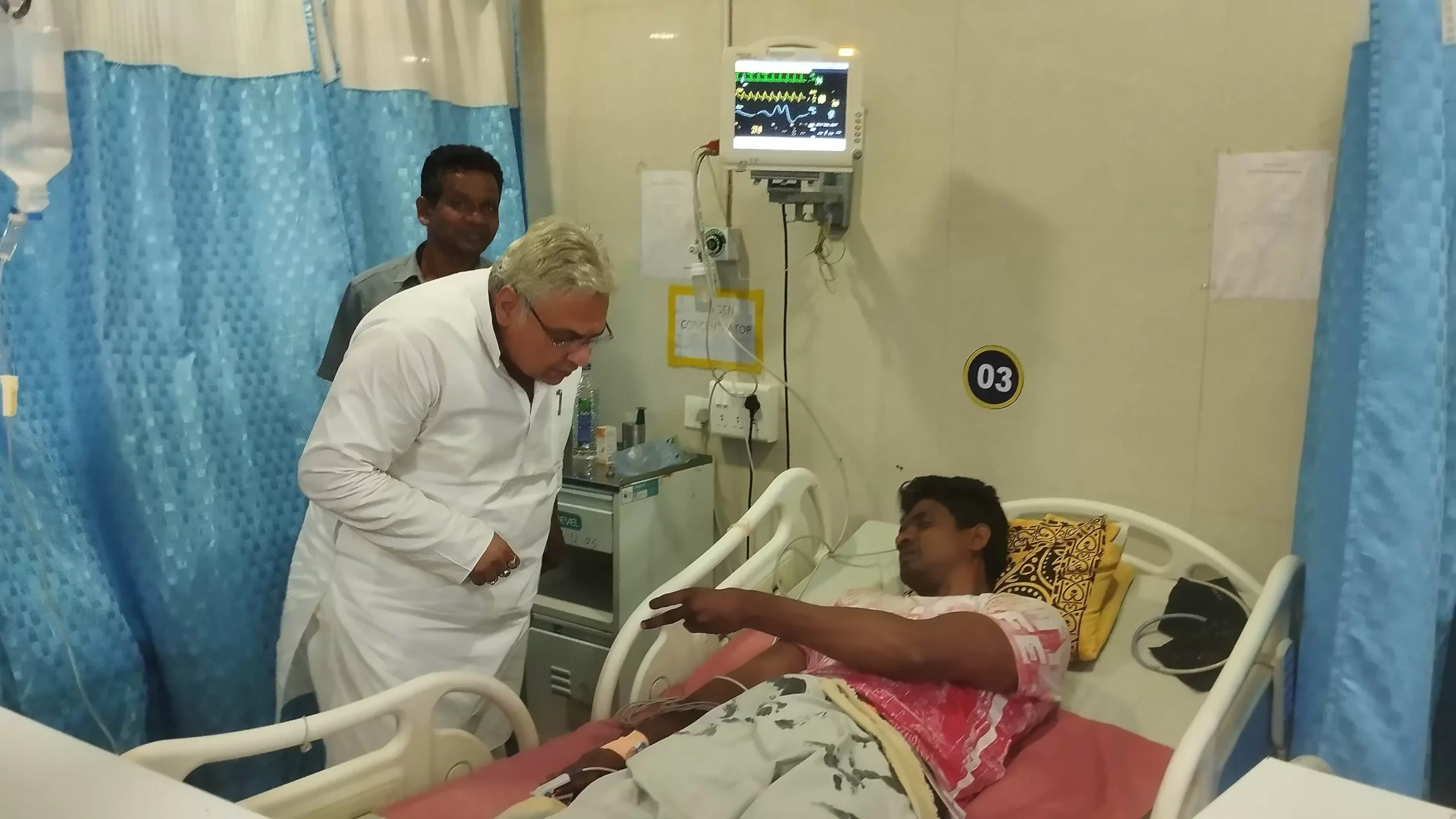 दुर्ग में सांप, चूहे और बिच्छुओं का आतंक, अस्पताल पहुंचे अरुण वोरा, मरीजों से मिलकर जताई चिंता