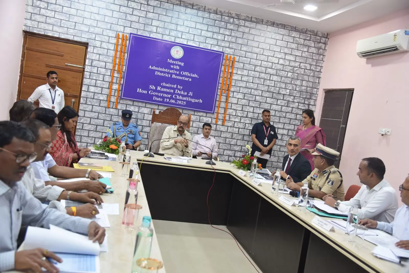 राज्यपाल रमेन डेका ने ‘एक पेड़ माँ के नाम अभियान के तहत किया पौधारोपण, ग्राम टेमरी के समग्र विकास पर दिया बल