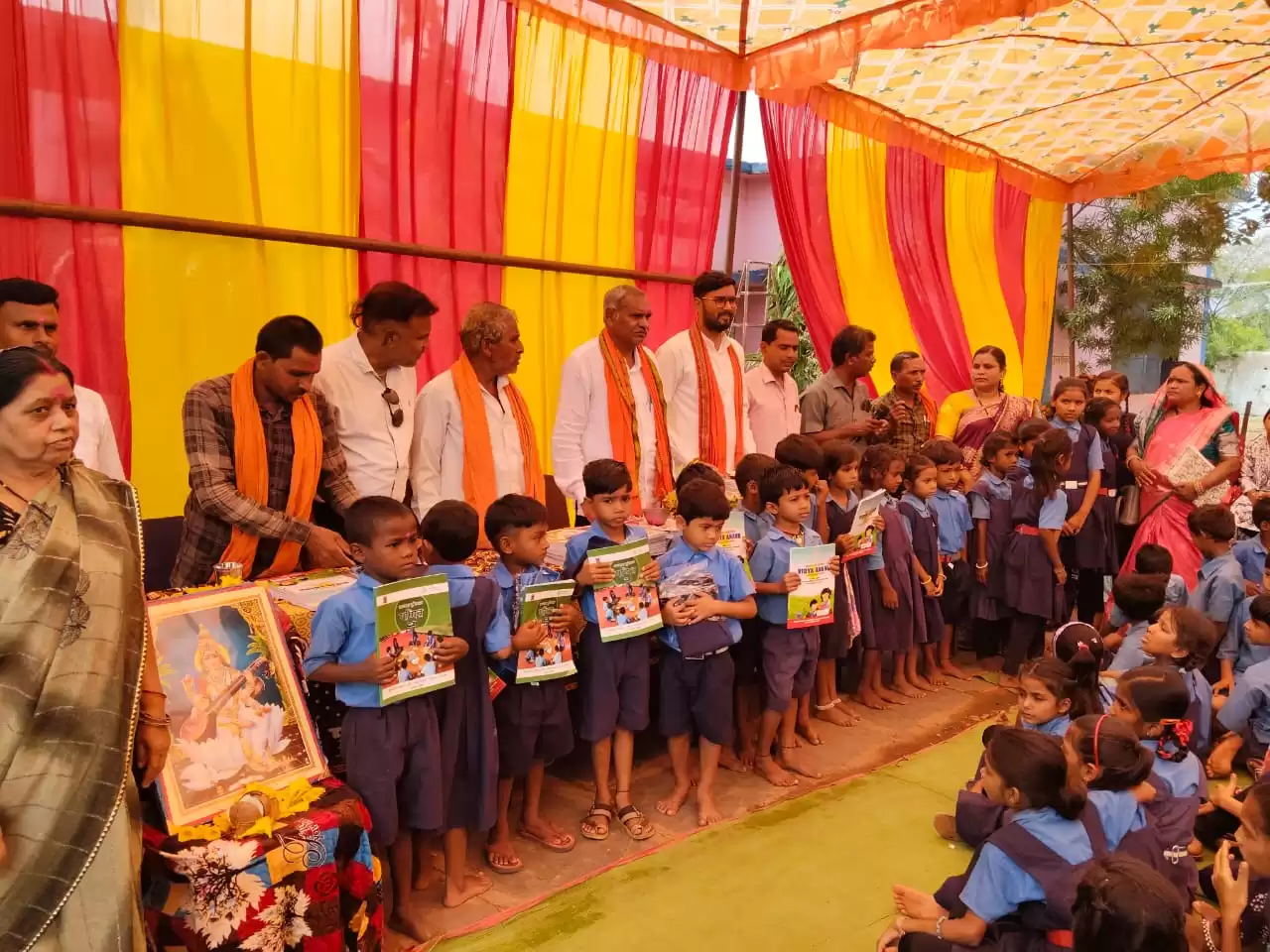 परपोड़ा में योग दिवस पर शाला प्रवेशोत्सव, तिलक लगाकर और मिठाई खिलाकर बच्चों का किया स्वागत