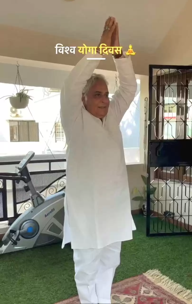 योगा डे पर योग करते वरिष्ठ कांग्रेस नेता अरुण वोरा का वीडियो इंटरनेट पर छाया, दिया सकारात्मकत संदेश