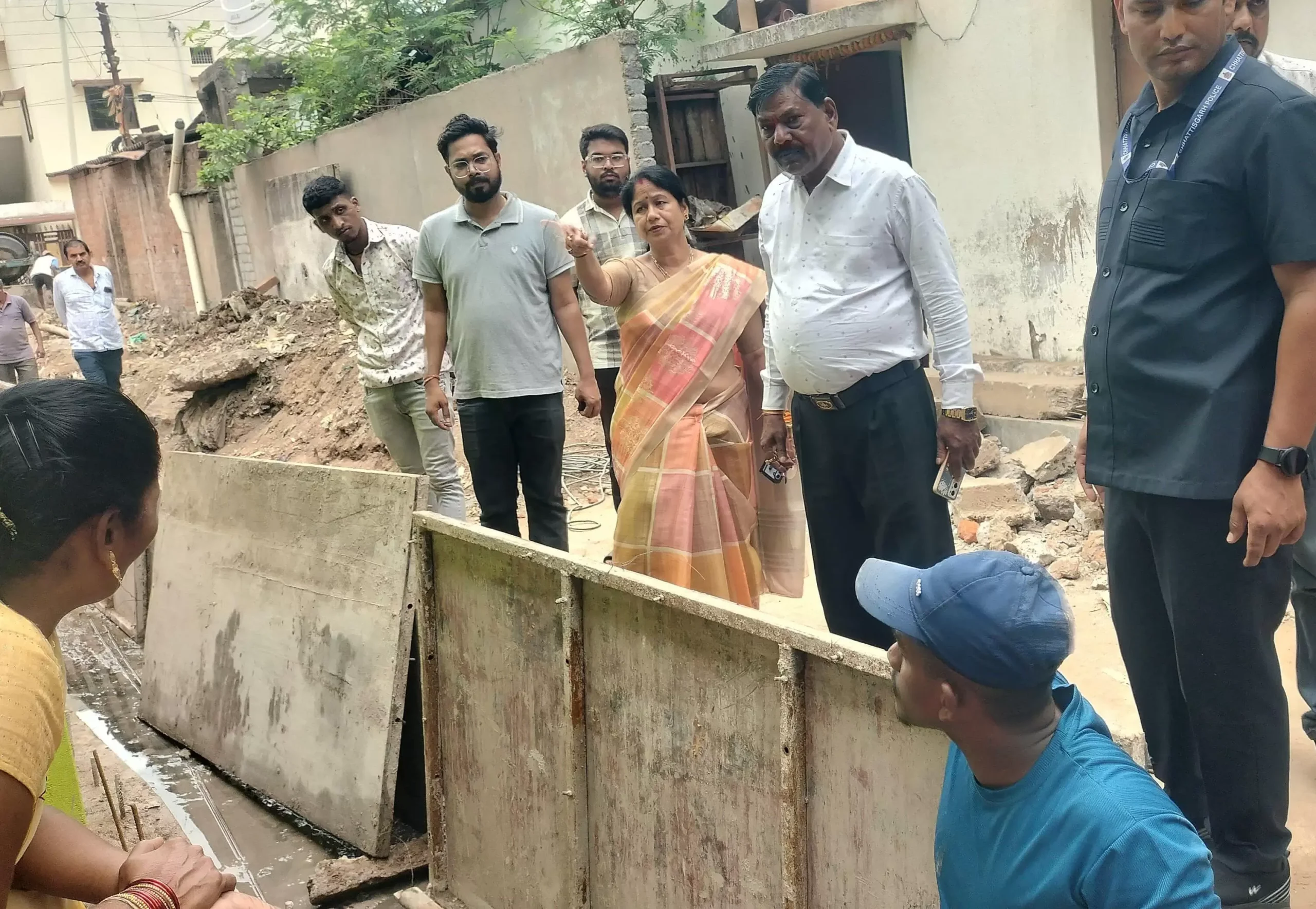 मेयर ने किया प्रभारी के साथ कैलाश नगर में सीसी सड़क निर्माण कार्य का निरीक्षण,दीए गुणवत्ता के निर्देश