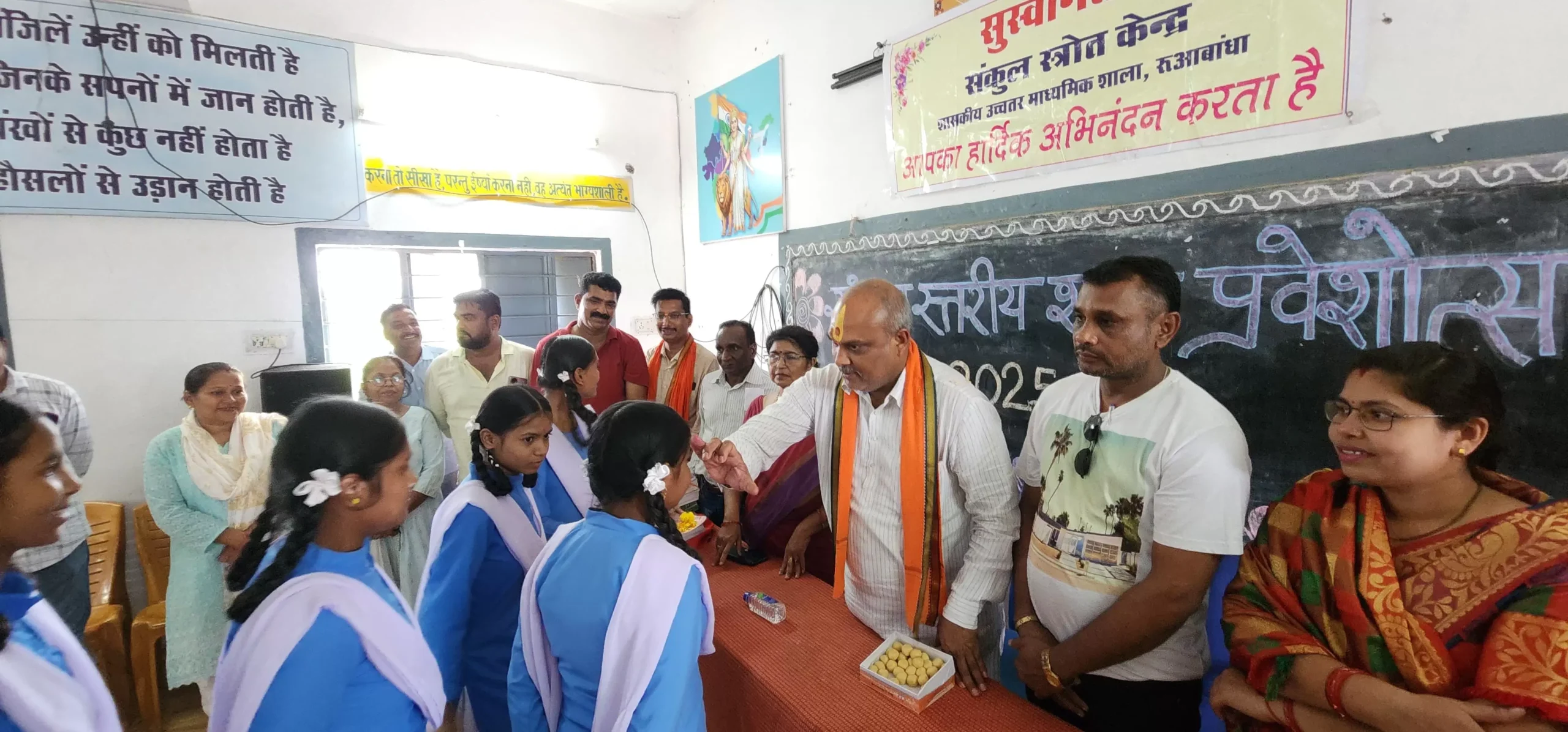 संकुल स्तरीय शाला प्रवेश उत्सव कार्यक्रम में सम्मिलित हुए दुर्ग ग्रामीण विधायक ललित चंद्राकर