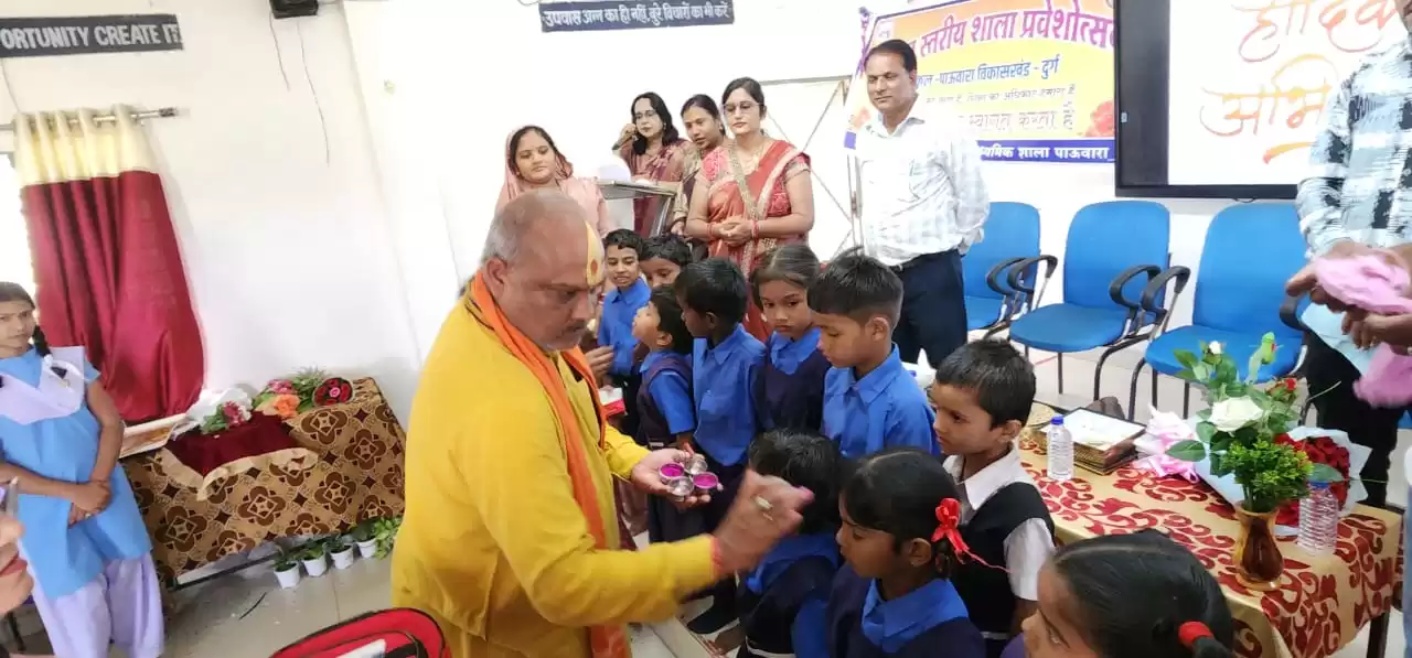 शाला प्रवेश उत्सव कार्यक्रम में शामिल हुए दुर्ग ग्रामीण विधायक ललित चंद्राकर बच्चों को तिलक लगाकर किया स्वागत