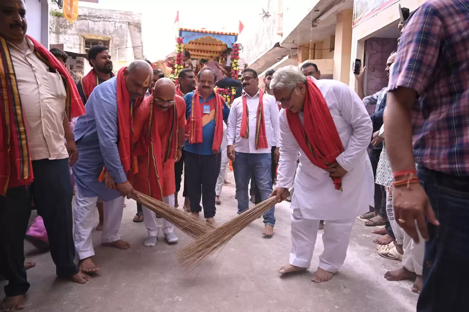 दुर्ग में जगन्नाथ रथयात्रा का उल्लास, अरुण वोरा ने रथ से पहले झाड़ू लगाकर जताई आस्था, दुर्गवासियों के लिए की समृद्धि की प्रार्थना