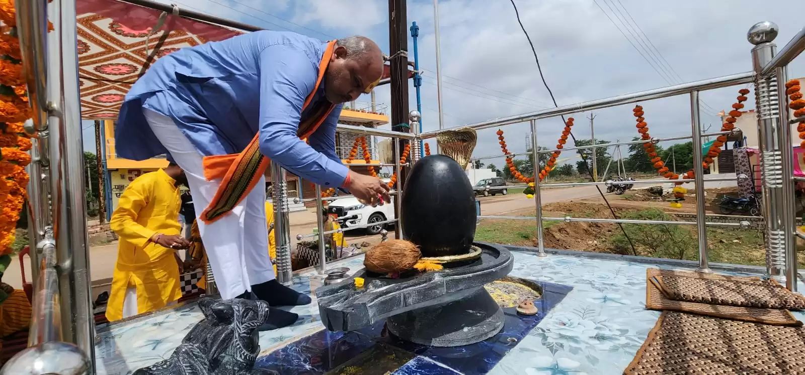 शिवलिंग व हनुमान जी की मूर्ति प्राण प्रतिष्ठा कार्यक्रम में शामिल हुए दुर्ग ग्रामीण विधायक ललित चंद्राकर