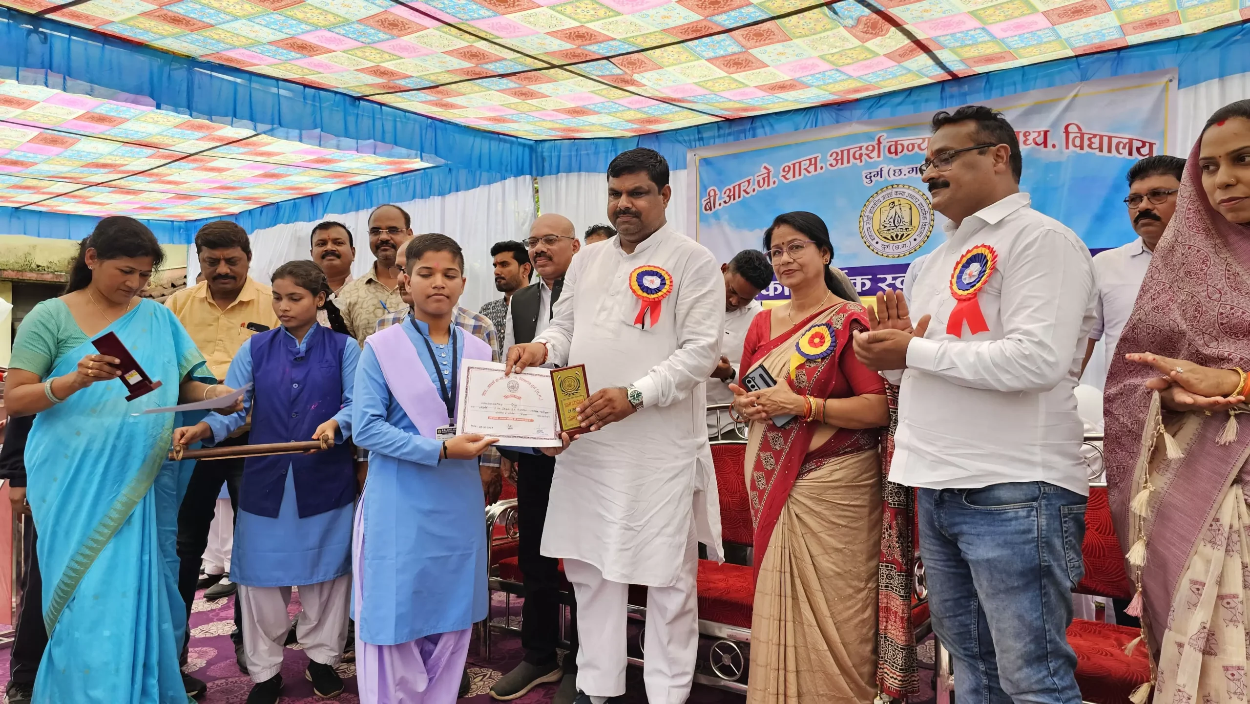 बच्चों को तिलक लगाकर विधायक गजेन्द्र यादव ने कराया स्कूल प्रवेश, आदर्श कन्या स्कूल का उन्नयन करने राशि स्वीकृत