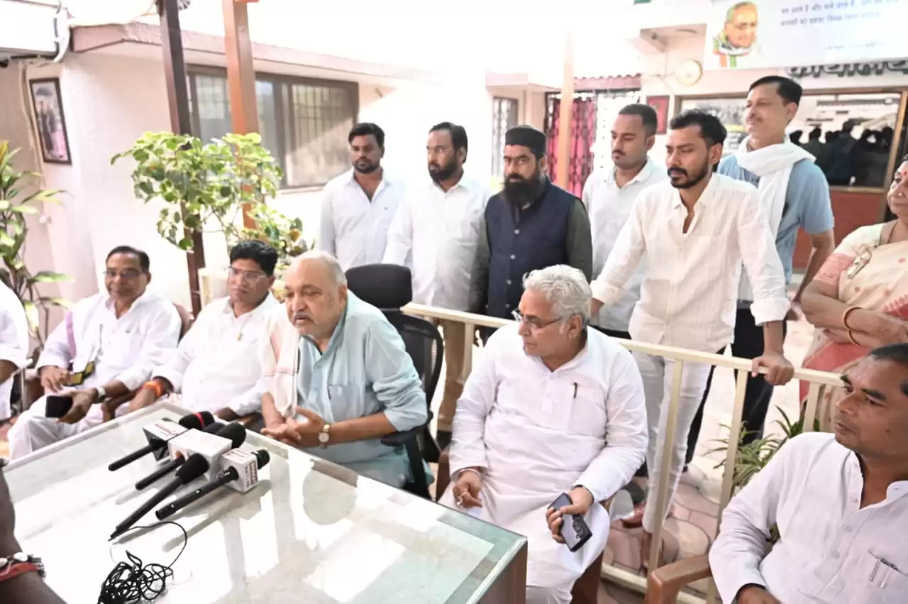 दुर्ग में युक्तियुक्तकरण पर शिक्षकों का बड़ा आंदोलन: अरुण वोरा पहुंचे समर्थन देने, कहा “भाजपा सरकार को न तो शिक्षा की चिंता है,और न ही शिक्षकों की