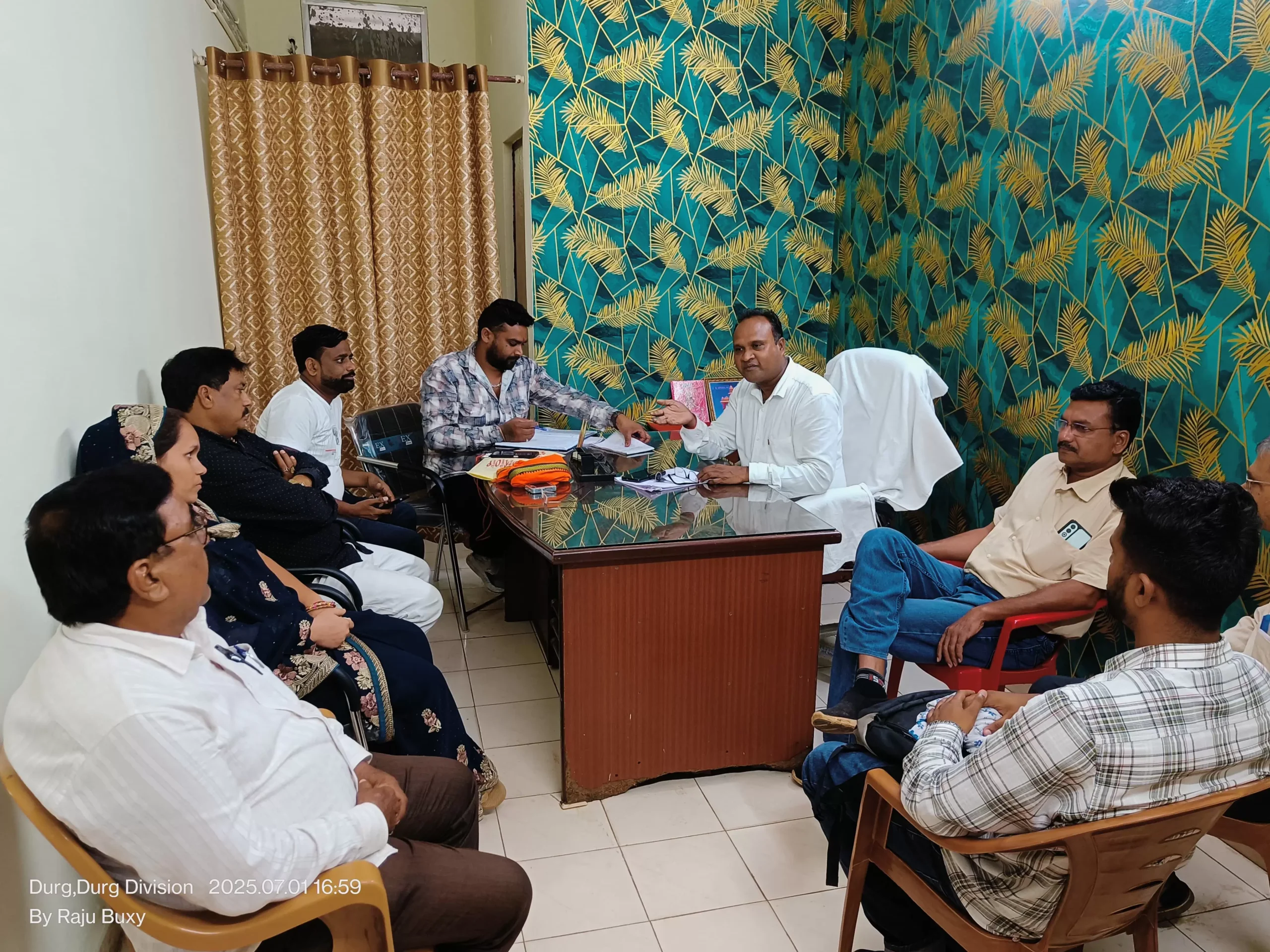 वित्त लेखा एवं अंकेक्षण विभाग प्रभारी नरेंद्र बंजारे ने ली समिति सदस्यों के साथ बैठक, जुलाई के 20 तारीख के भीतर कर्मियो का ग्रेच्युटी राशि का चेक सौंपा जाएगा