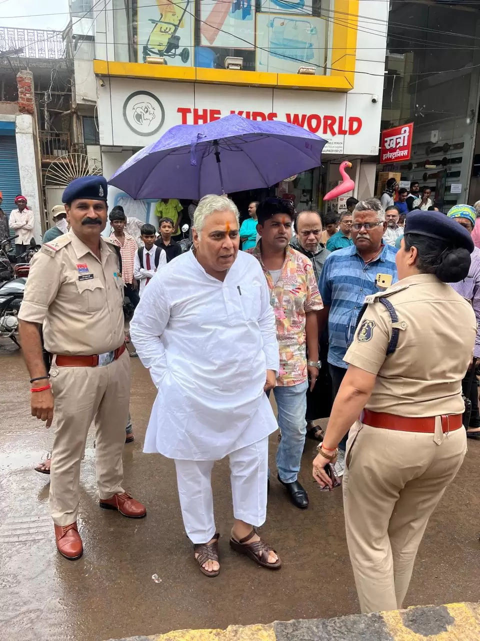 इंदिरा मार्केट दुर्ग में लगातार दूसरे दिन दुकान में लगी भीषण आग, तुरंत मौके पर पहुँचे अरुण वोरा ने कहा- बहुत बड़ी दुर्घटना होते-होते बची