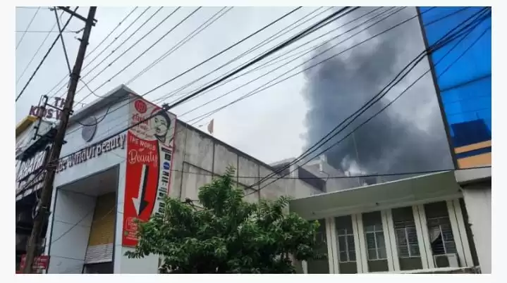 इंदिरा मार्केट में 3 दिन के भीतर दो बड़ी आगजनी की घटना से व्यापारियों में दहशत, फायर सेफ्टी नियमों की शहर में उड़ रही धज्जियां